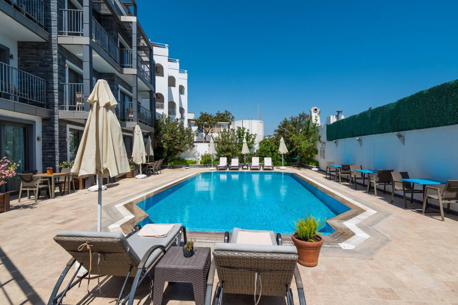 Bodrum Gümbet'te Havuz Manzaralı, Denize Yakın, 3 Kişilik Suit-14491