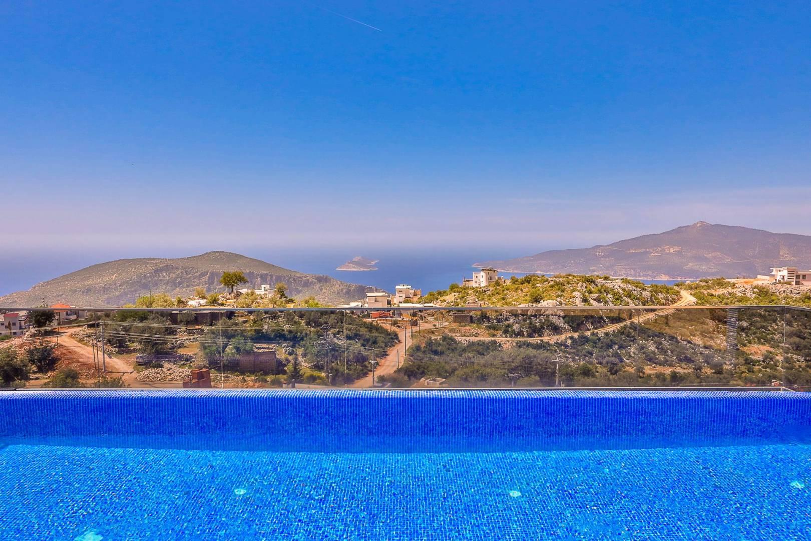 Kaş Bezirgan'da Eşsiz Manzaralı, Açık ve Kapalı Havuzlu, Şık Villa-15955