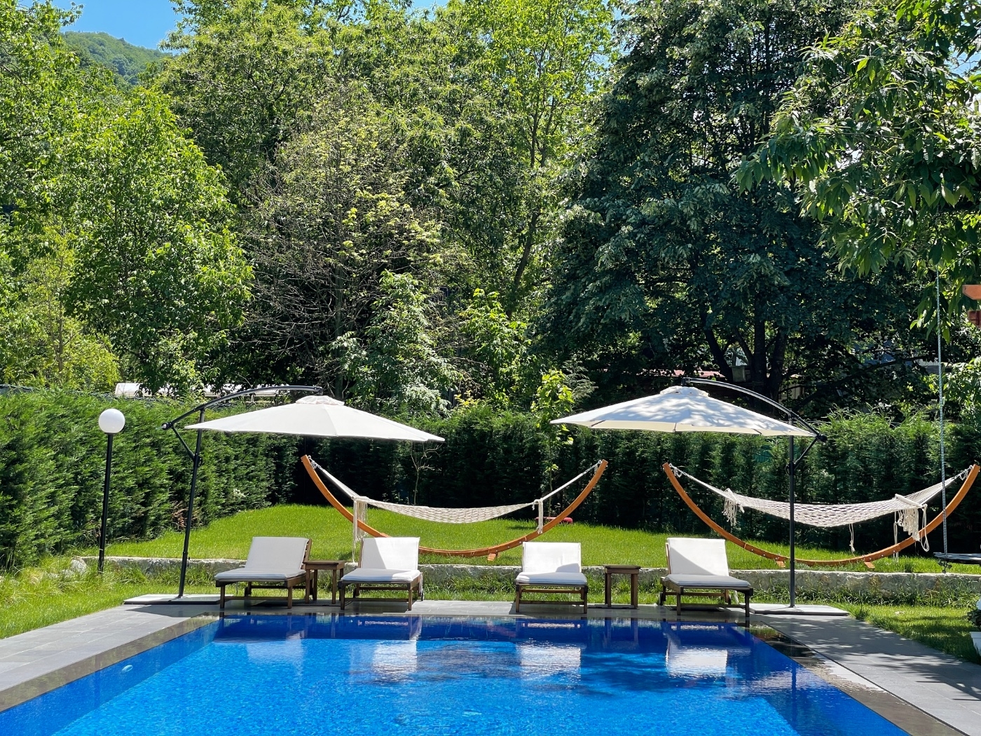 Sapanca'da Doğa Manzaralı Eşsiz Teraslı, Geniş Bahçeli, Şömineli Villa