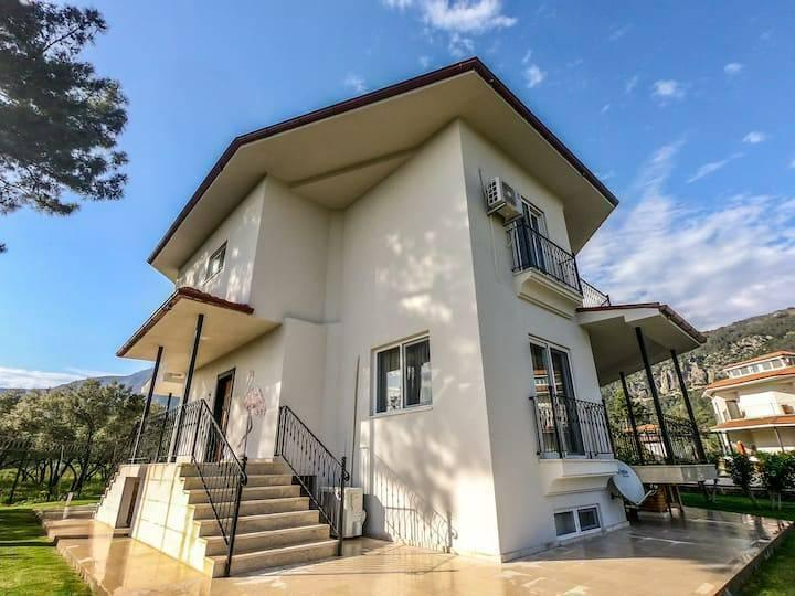 Muğla Köyceğiz'de Doğa İçerisinde, Ortak Havuzlu, Kiralık Villa-27754