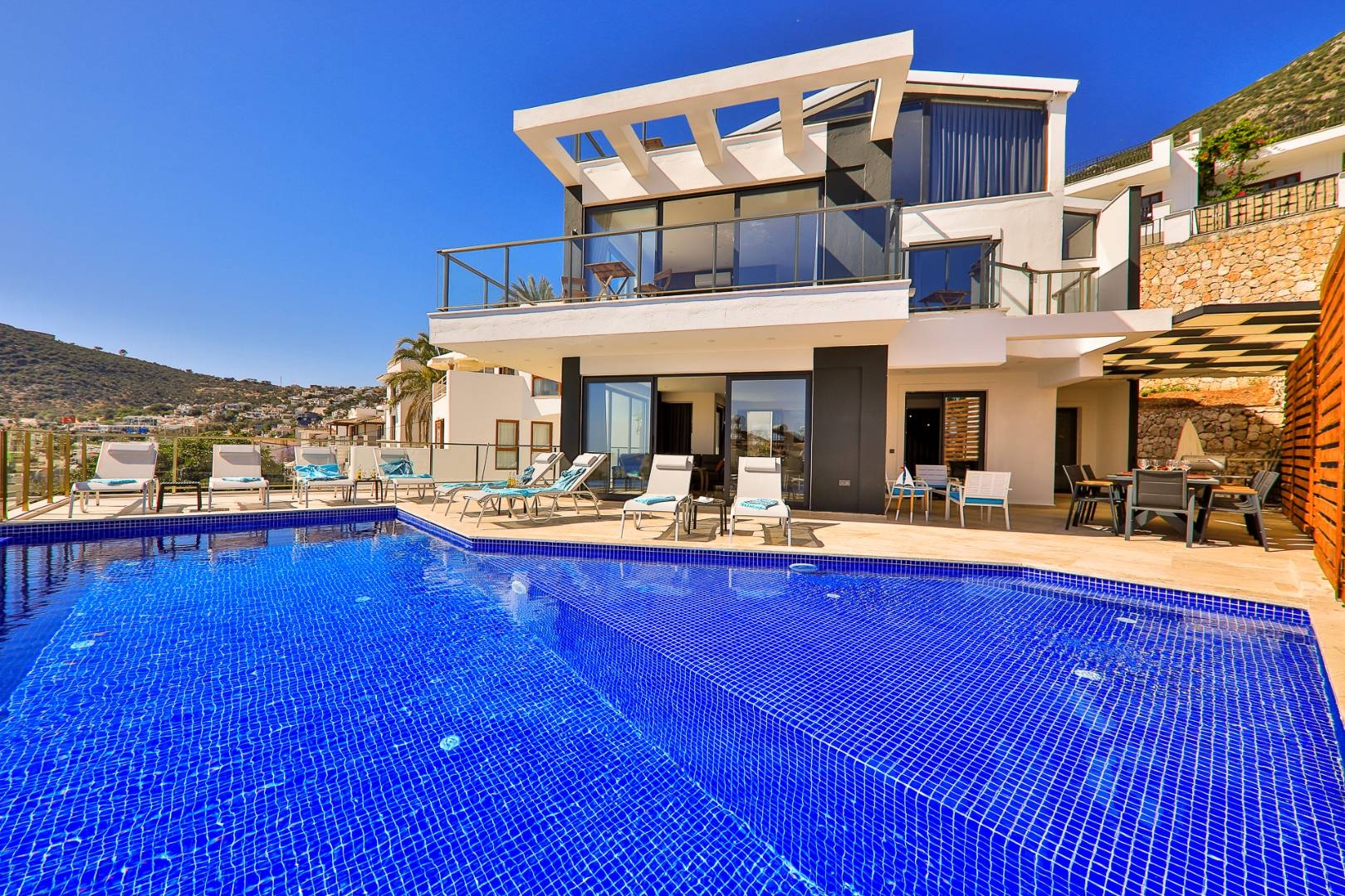 Kaş Kalkan'da Büyüleyici Deniz Manzaralı, Özel Havuzlu, Modern Villa