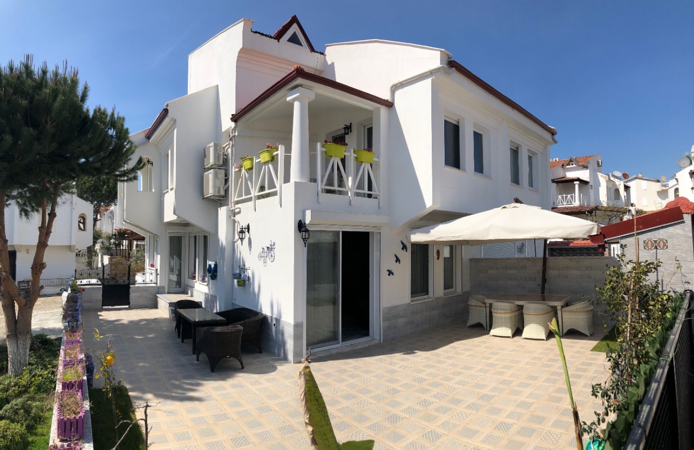 Kuşadası Kadınlar Denizi'nde Site İçinde, Ortak Havuzlu, Şık Villa