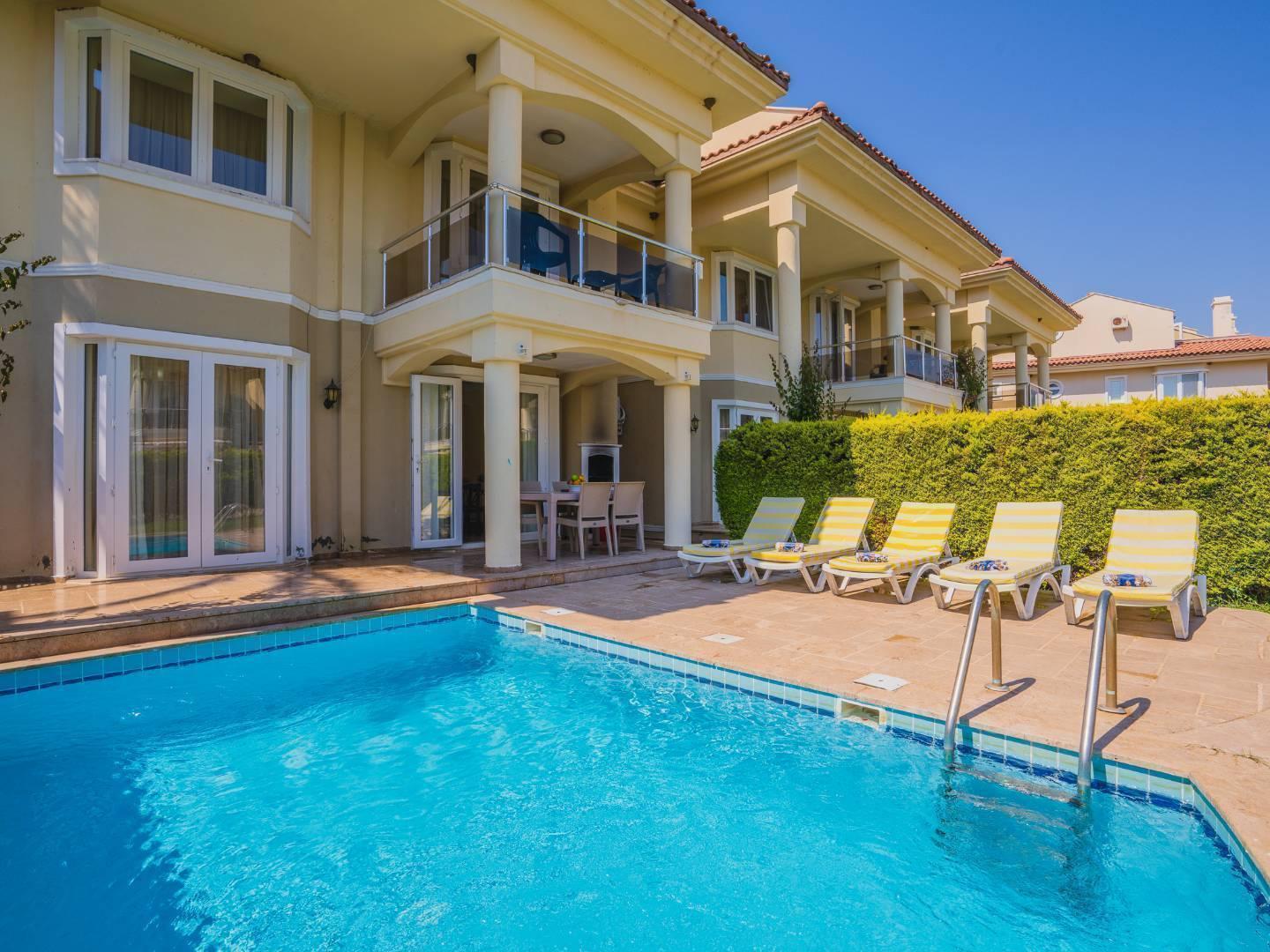 Fethiye Karagedik'te Site İçerisinde, Özel Plaj ve Havuzlu, Şık Villa-31235