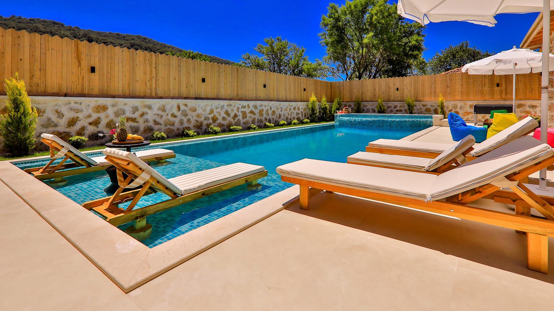 Kaş Sarıbelen'de Taş Mimarili, Geniş Bahçeye Sahip, Kiralık Villa-24029