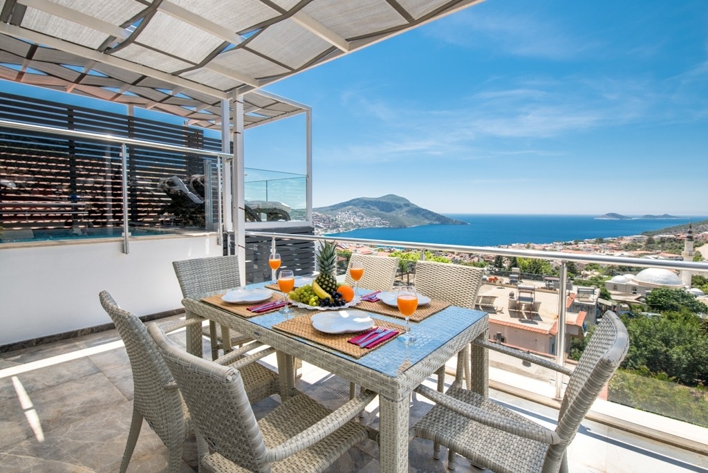 Kaş Kalkan'da Merkeze ve Denize Yakın Konumda, Ferah Tatil Evi