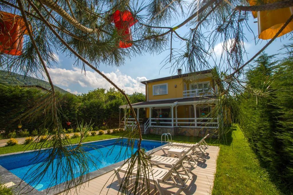 Sapanca'da Yemyeşil Bahçe İçerisinde, Özel Havuzlu, Kiralık Villa-15944