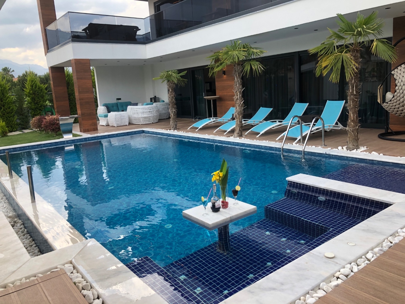 Kemer Çamyuva'da Şık Tasarımlı, Isıtmalı Özel Havuzlu, Bahçeli Villa