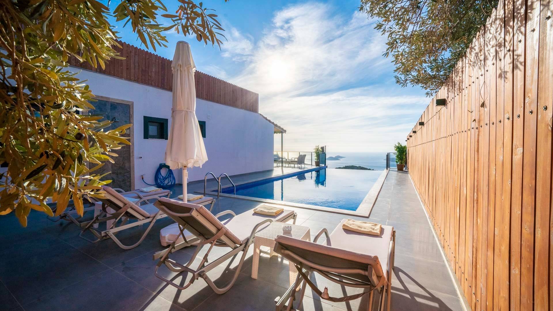 Kaş Bezirgan'da Muhteşem Deniz Manzaralı, Sonsuzluk Havuzlu, Şık Villa