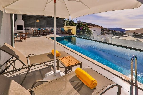 Kaş Bezirgan'da Enfes Deniz Manzaralı, Özel Havuzlu, Konforlu Villa