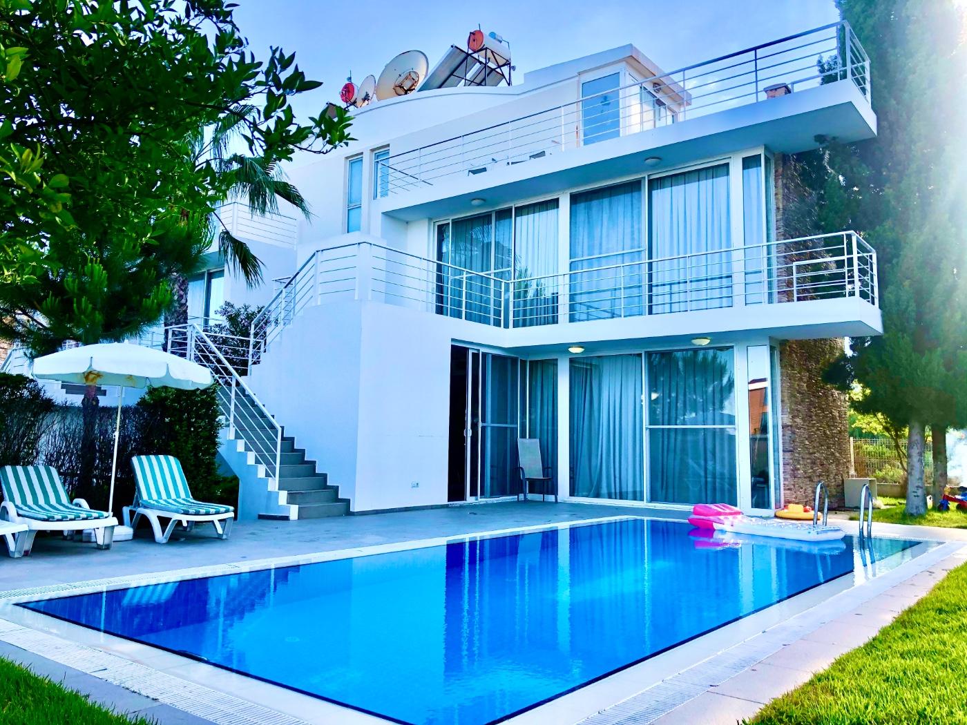 Serik Kadriye'de Merkeze Yakın, Bahçeli, Özel Havuzlu, Lüks Villa-18035