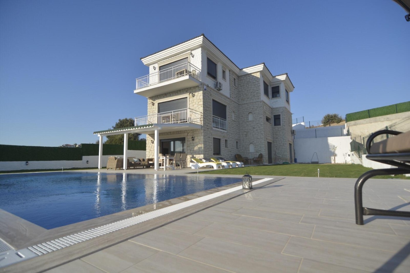Çeşme'de Görkemli Deniz ve Doğa Manzaralı, Özel Havuzlu, Kiralık Villa