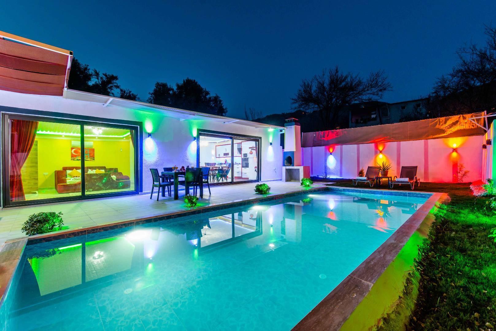 Kalkan Üzümlü'de Geniş Bahçeli, Özel Havuzlu, Jakuzili Balayı Villası-30481