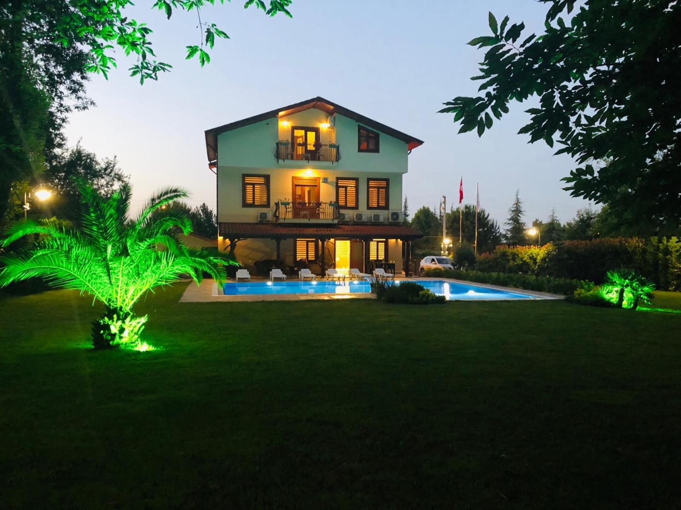 Sakarya Sapanca'da Elverişli Konumda, Özel Havuzlu, Geniş Villa
