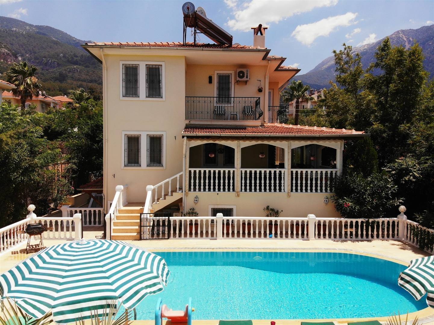 Fethiye Ölüdeniz'de 10 Kişilik, Özel Havuzlu, Barbekülü Villa