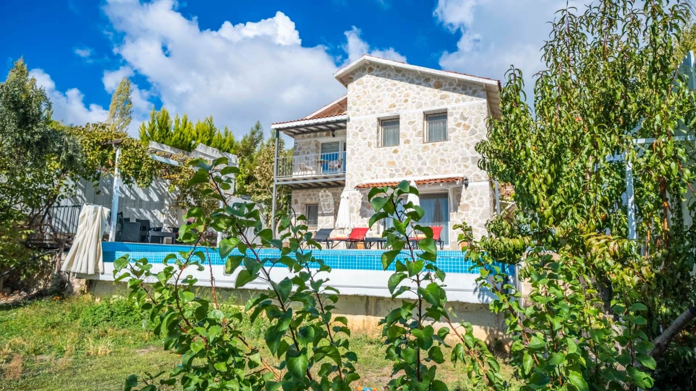 Kaş İslamlar'da Geniş Bahçeli, Özel Havuzlu, Kiralık Villa