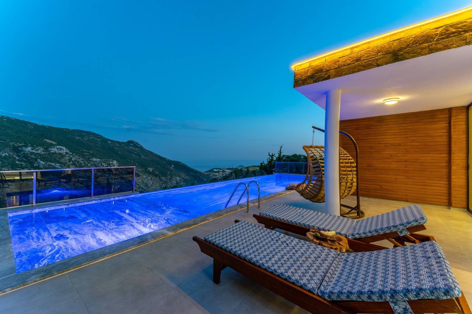 Kaş İslamlar'da Deniz Manzaralı, Sonsuzluk Havuzlu, Kiralık Villa