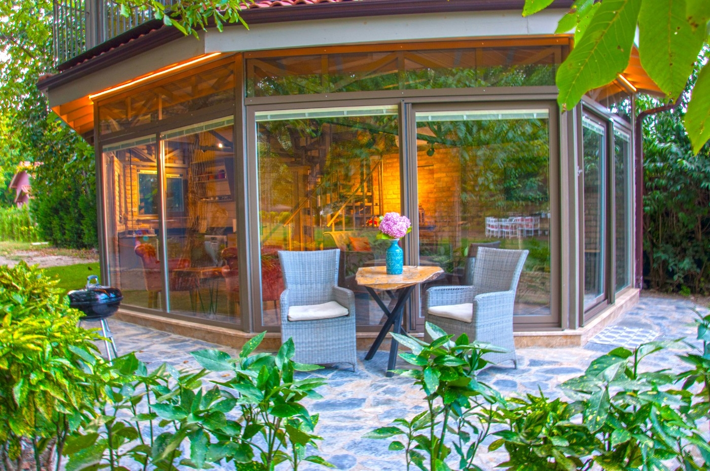 Sapanca'da Romantik Tasarıma Sahip, Geniş Bahçeli, Şömineli, Şık Villa