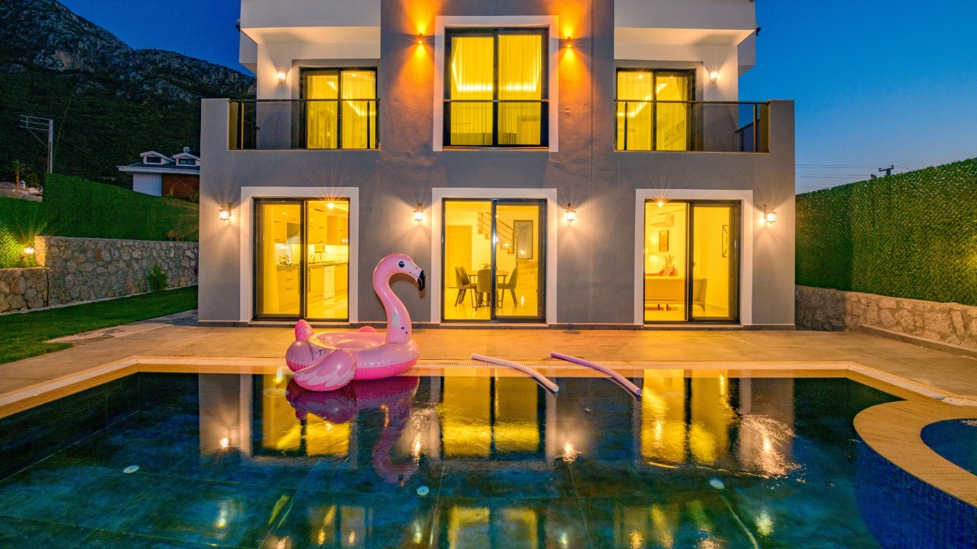Ölüdeniz Hisarönü'nde Geniş Bahçeli, Özel Havuzlu, 4+1 Kiralık Villa
