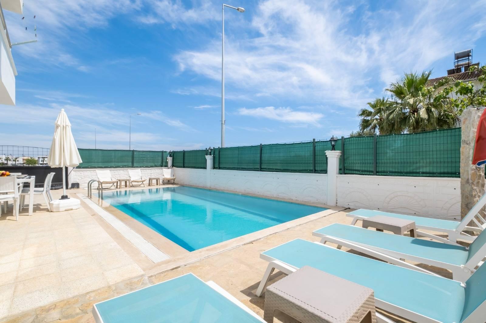 Serik Kadriye'de Geniş Bahçeli ve Özel Havuzlu, Kiralık Villa-30017