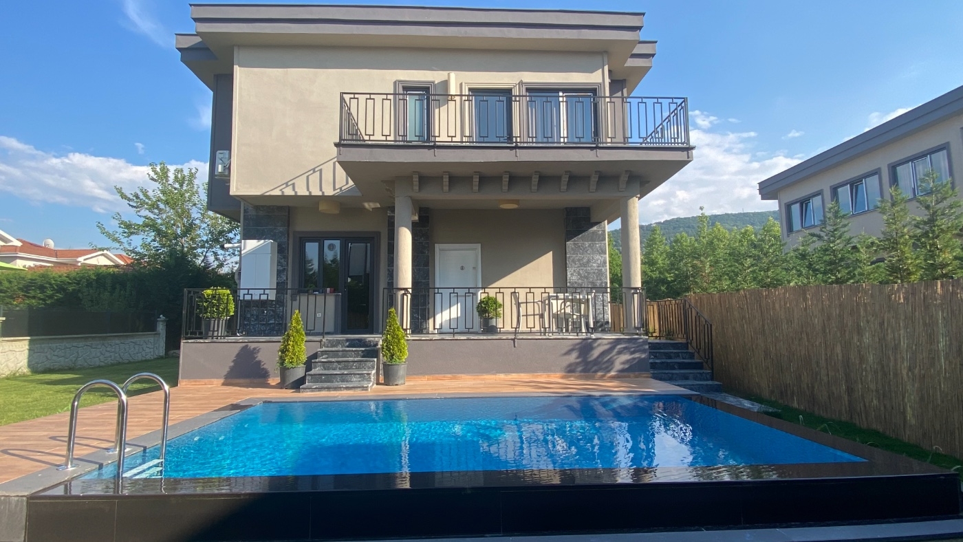 Sapanca Kırkpınar'da Geniş Bahçeli, Özel Havuzlu, Lüks Villa