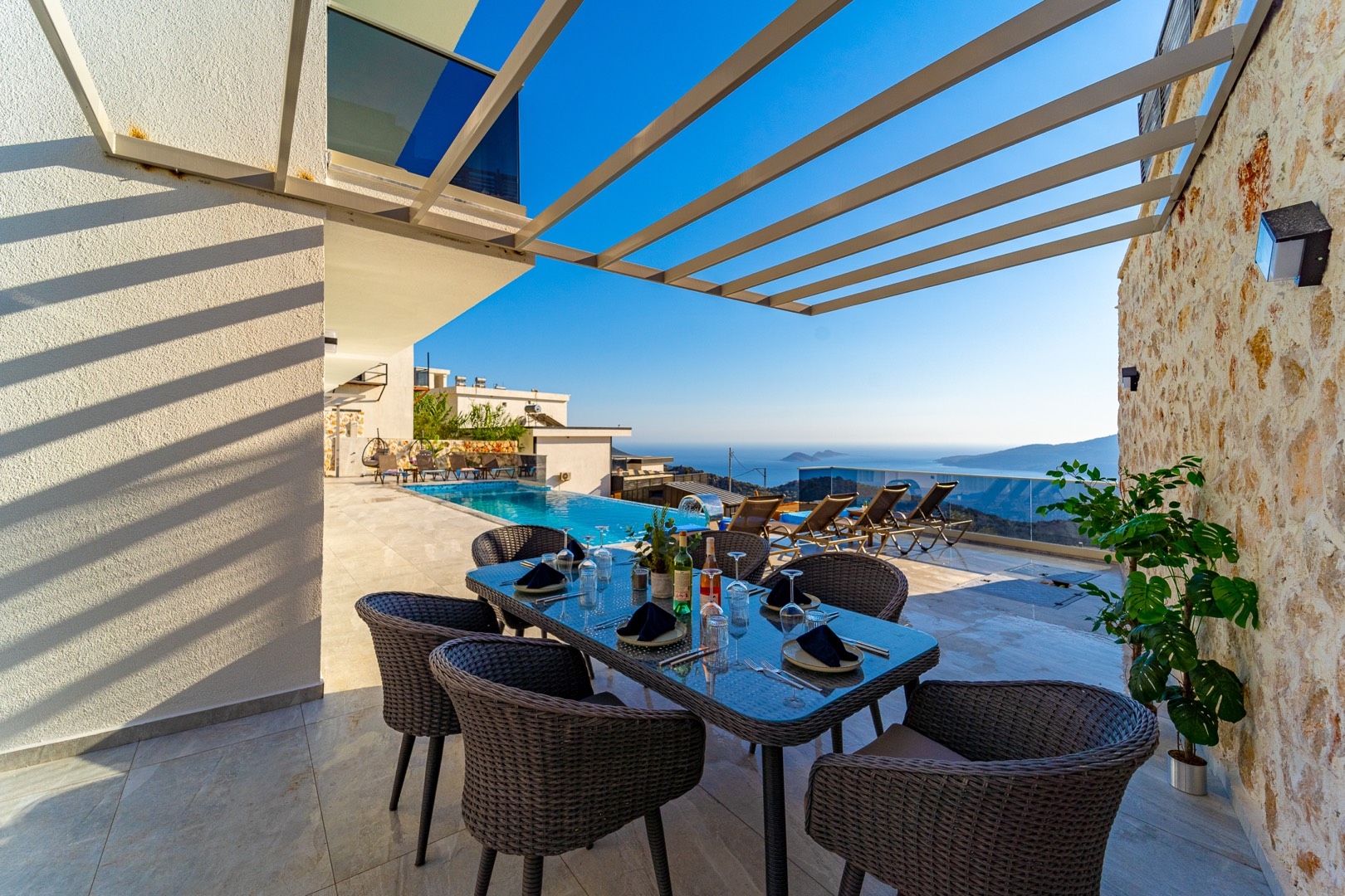 Kaş Bezirgan'da Panoramik Deniz Manzaralı, Merkezi, Kiralık Villa