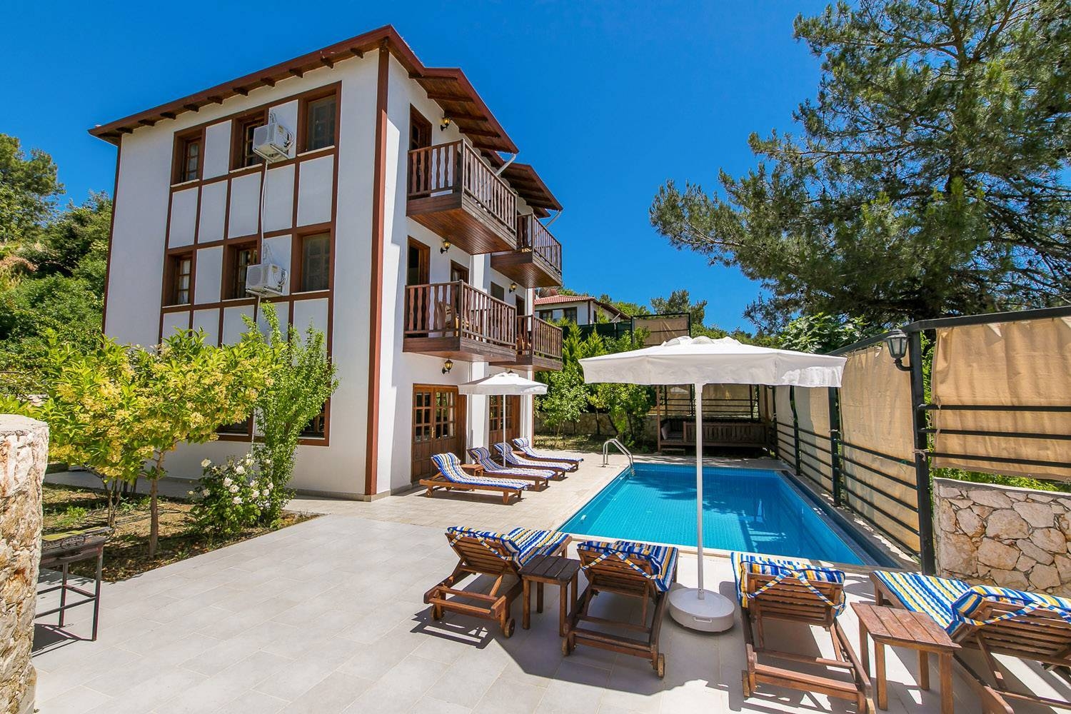 Kaş İslamlar'da Otantik Atmosferli, Ahşap Mimarili, Lüks Villa