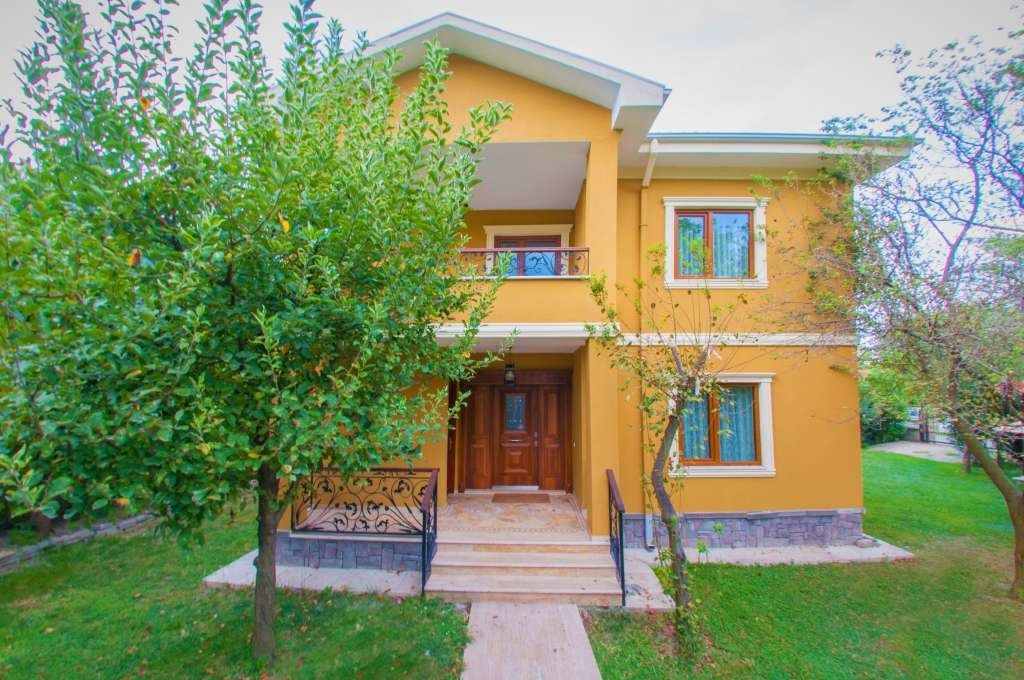 Sapanca Kırkpınar'da Ferah Bahçeli, Modern Tasarımlı, Şömineli Villa