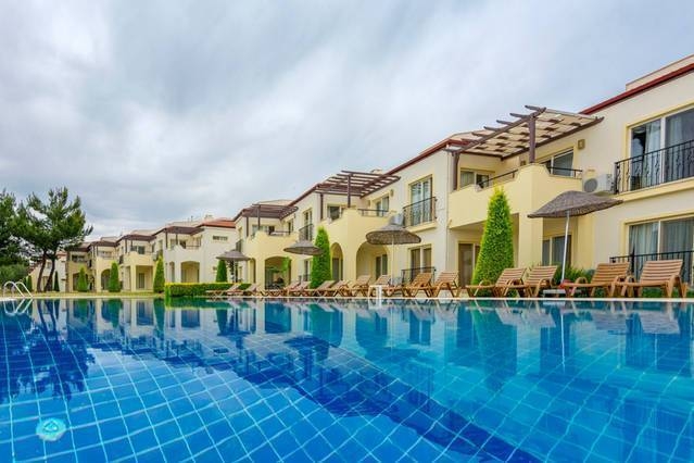 Didim Akbük'te Tesis İçerisinde, Özel Plajlı, Şık Tatil Evi