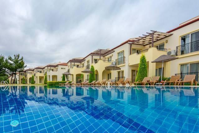 Didim Akbük'te Tesis İçerisinde, Özel Plajlı, Şık Tatil Evi-14410