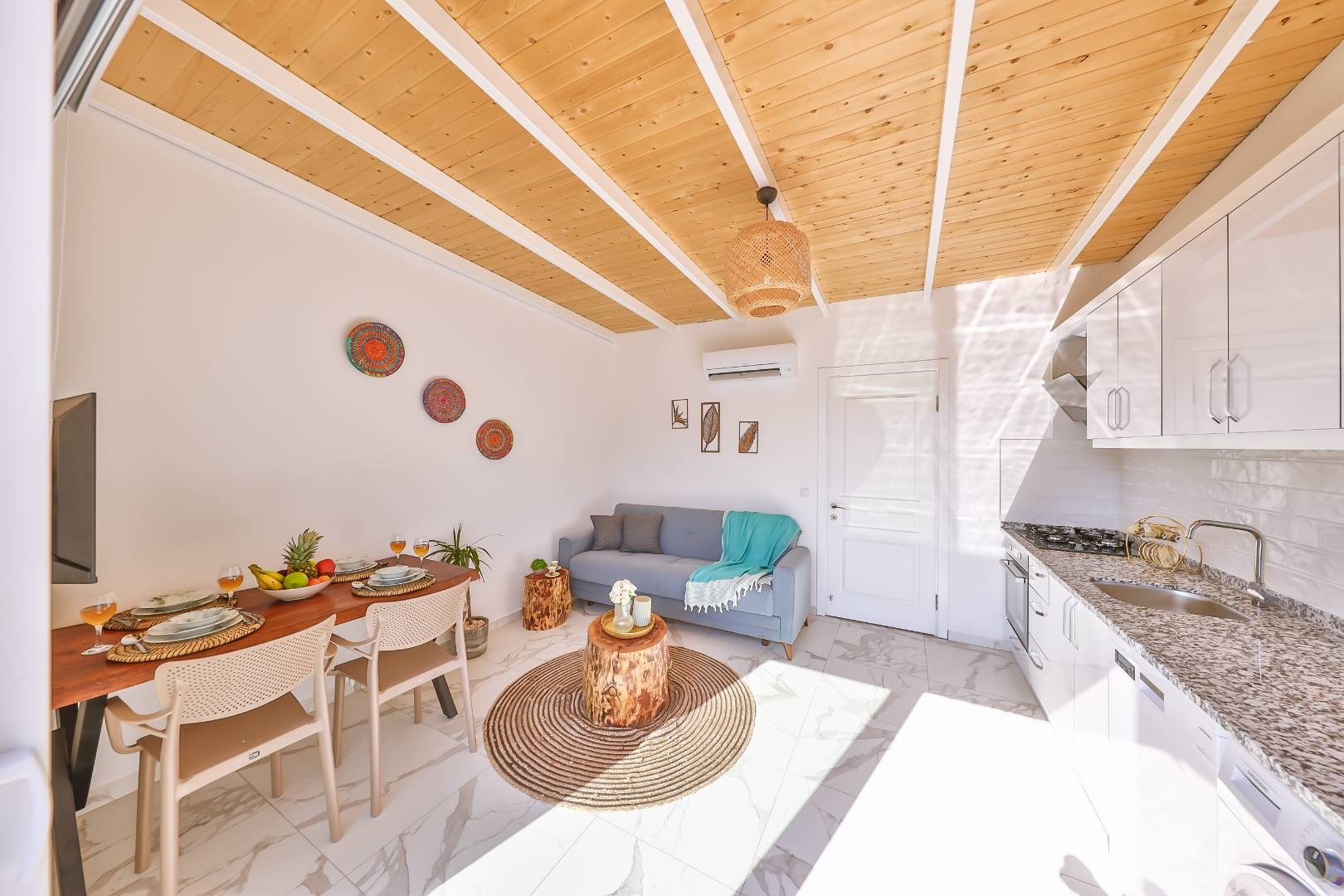 Kaş Andifli'de Şık Tasarıma Sahip, Özel Havuz ve Jakuzili Villa