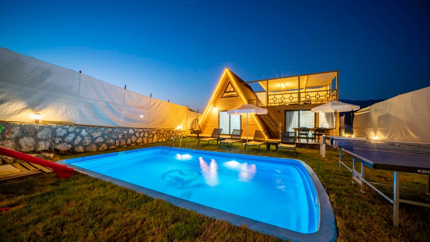 Kaş Yeşilköy'de Ahşap Mimarili, Özel Havuzlu, Bahçeli Villa