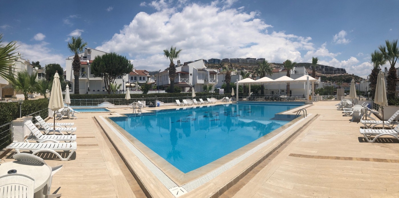 Kuşadası Kadınlar Denizi'nde Site İçinde, Ortak Havuzlu, Şık Villa