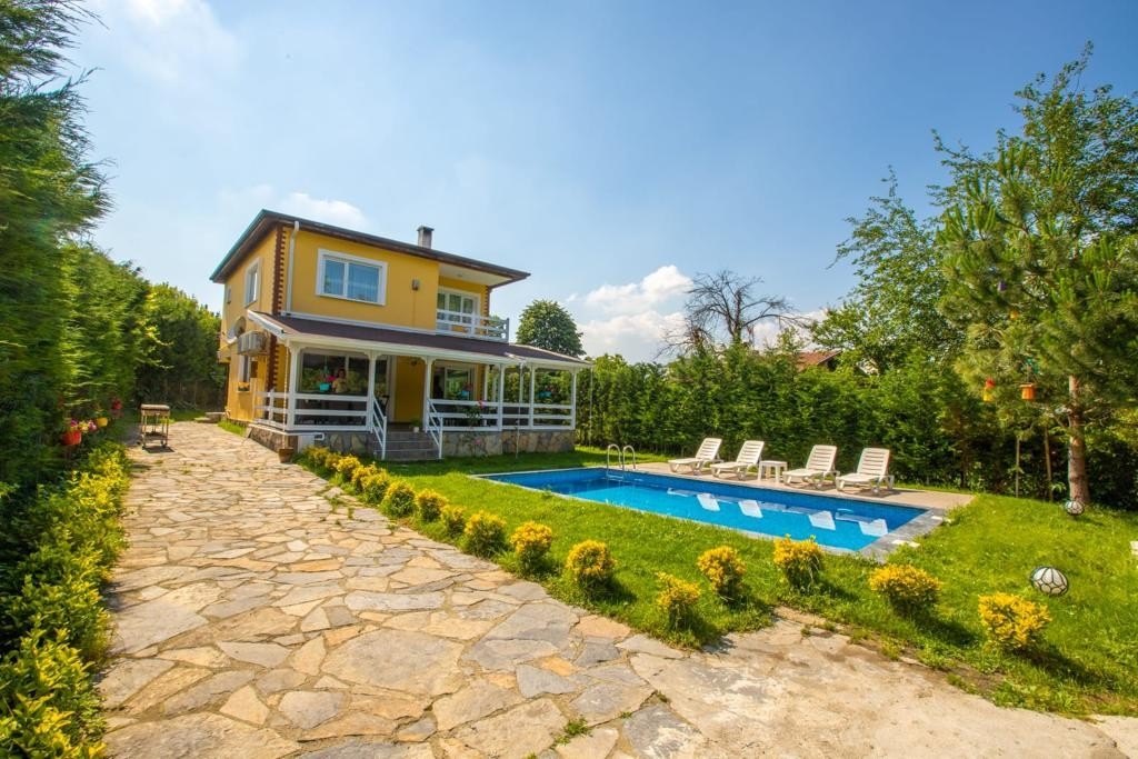 Sapanca'da Yemyeşil Bahçe İçerisinde, Özel Havuzlu, Kiralık Villa