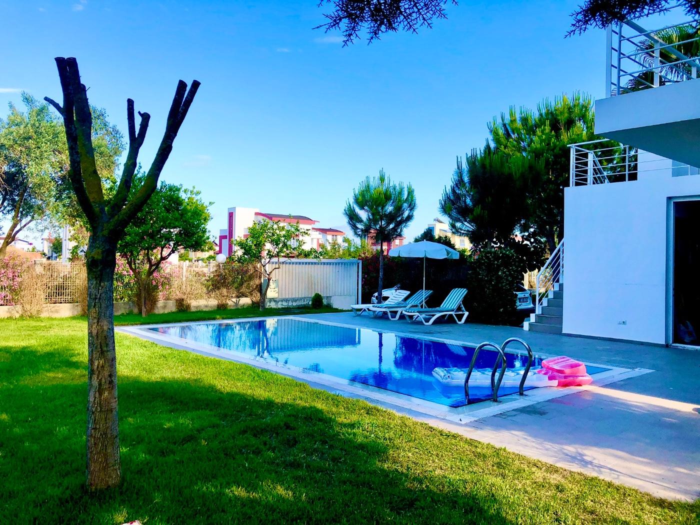 Serik Kadriye'de Merkeze Yakın, Bahçeli, Özel Havuzlu, Lüks Villa-18035