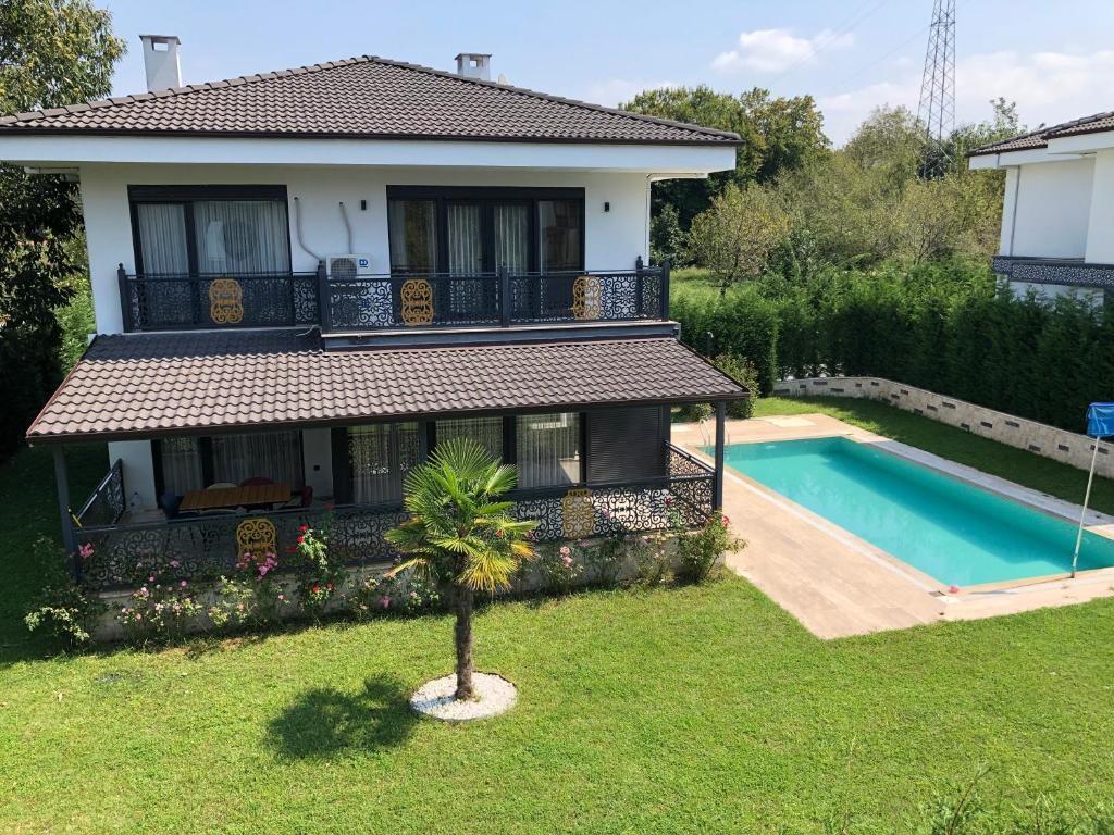 Sapanca Kırkpınar'da Muhteşem Bahçeye Sahip, Özel Havuzlu, Geniş Villa-15786