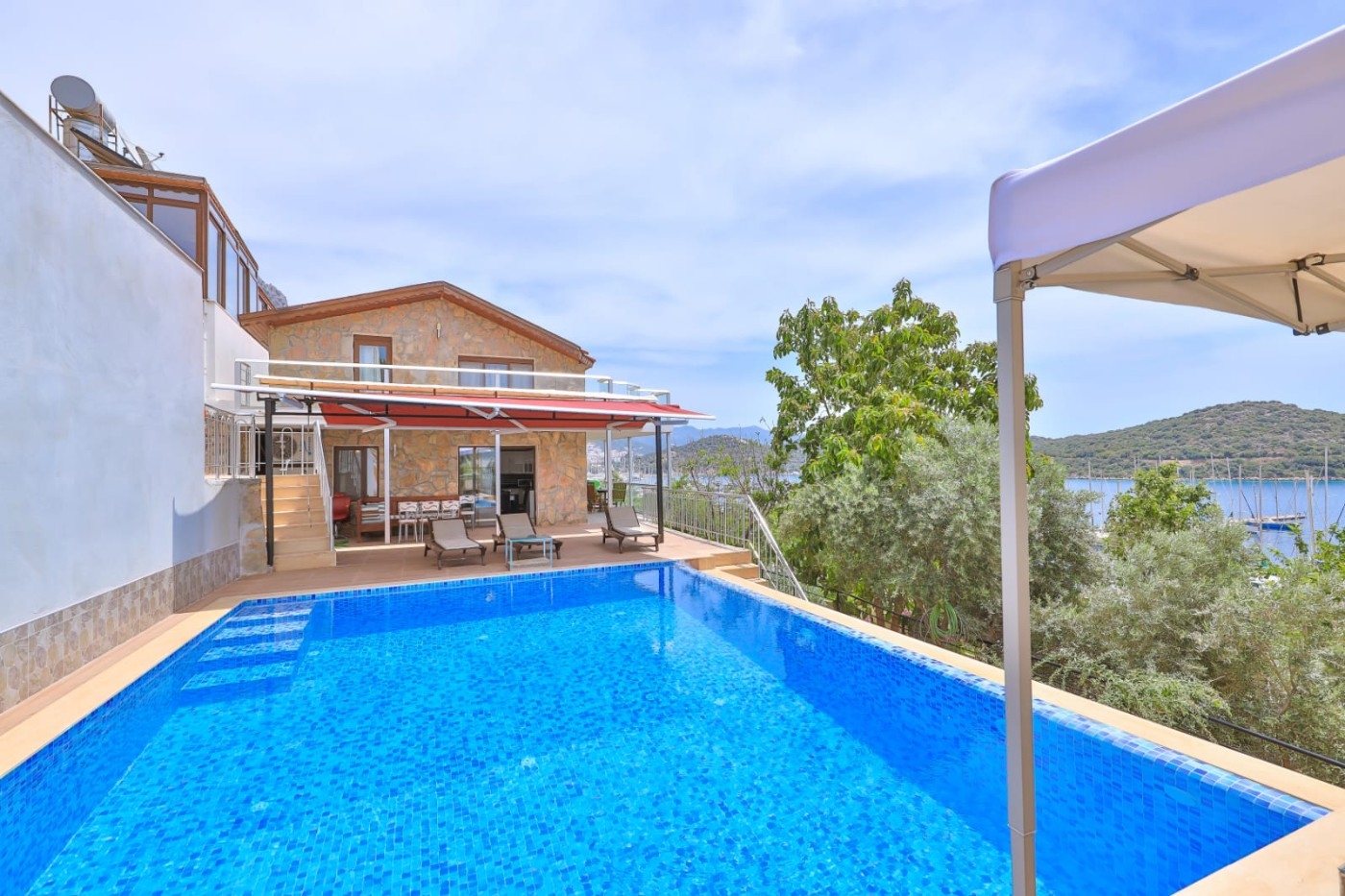 Kaş Andifli'de Limana Yürüme Mesafesinde, Isıtmalı Havuzlu, Şık Villa
