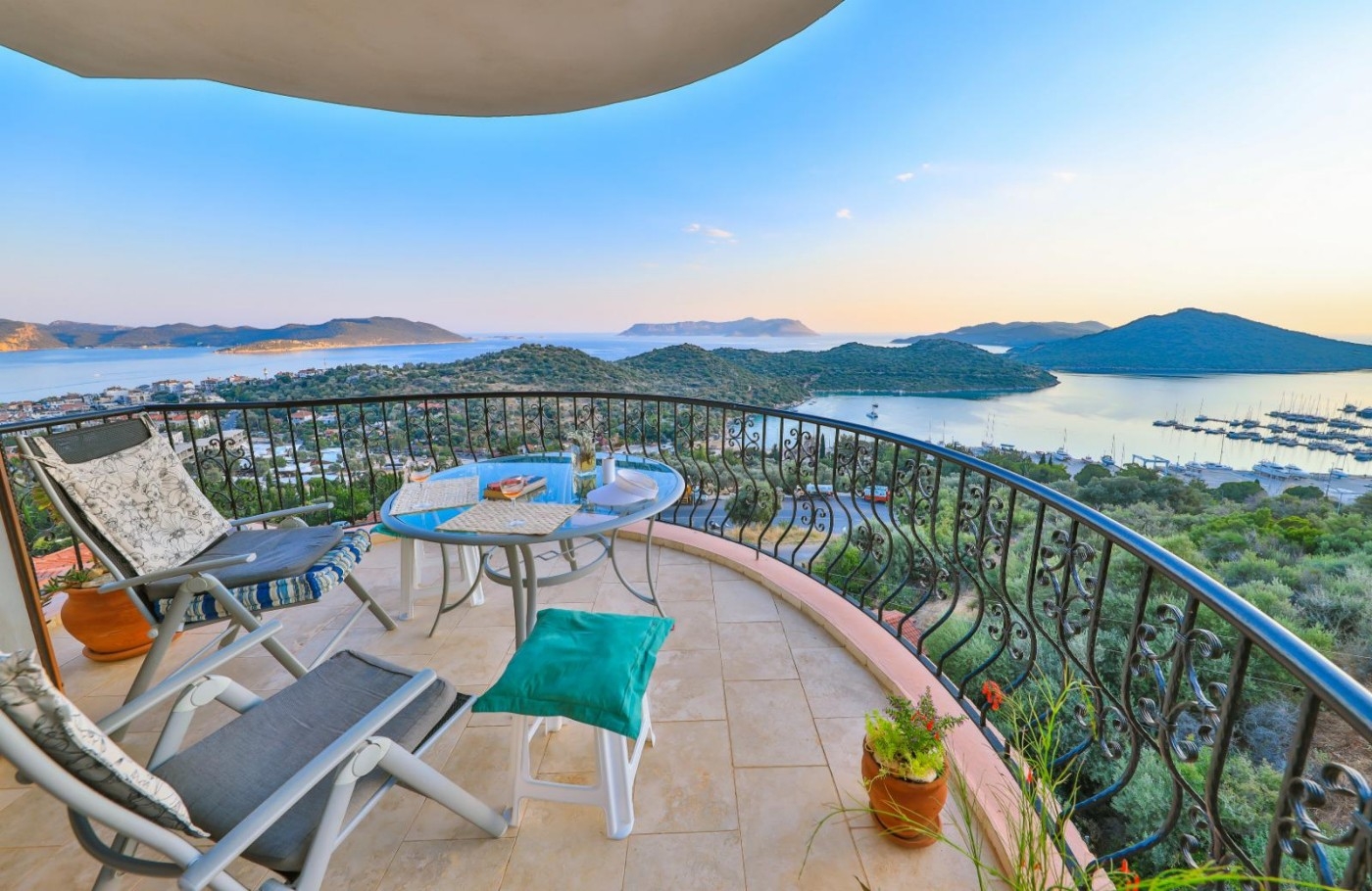Kaş Andifli'de Göz Alıcı Deniz Manzaralı, Ortak Havuzlu, Kiralık Suit