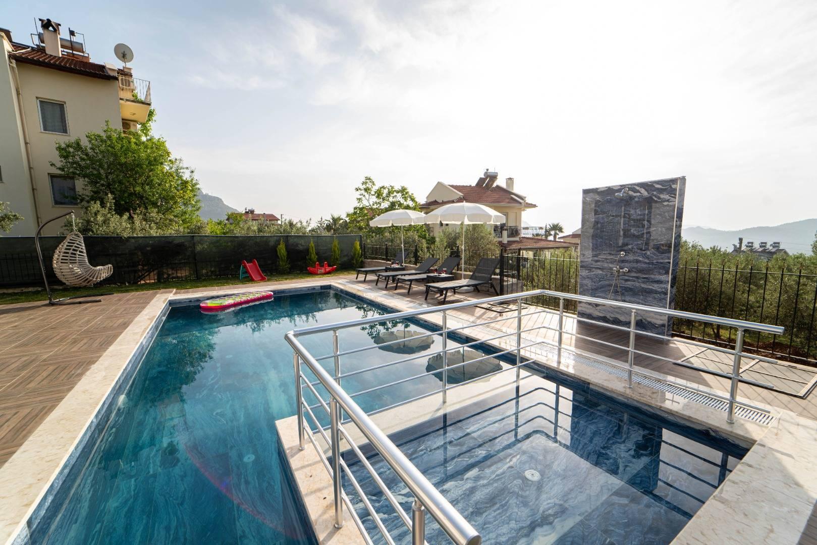 Fethiye'de Ölüdeniz'de Merkezi Konumda, Çocuk Havuzlu, Modern Villa-26707