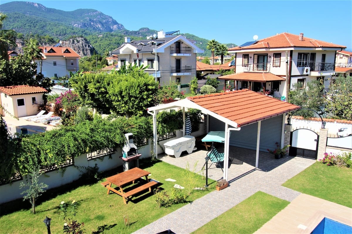 Ortaca Dalyan'da Merkezi Konumda, Özel Havuzlu, Şık Villa