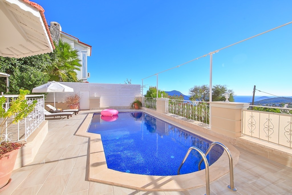 Kalkan Merkez'de Denize Yürüyüş Mesafesinde, Özel Havuzlu, Şık Villa