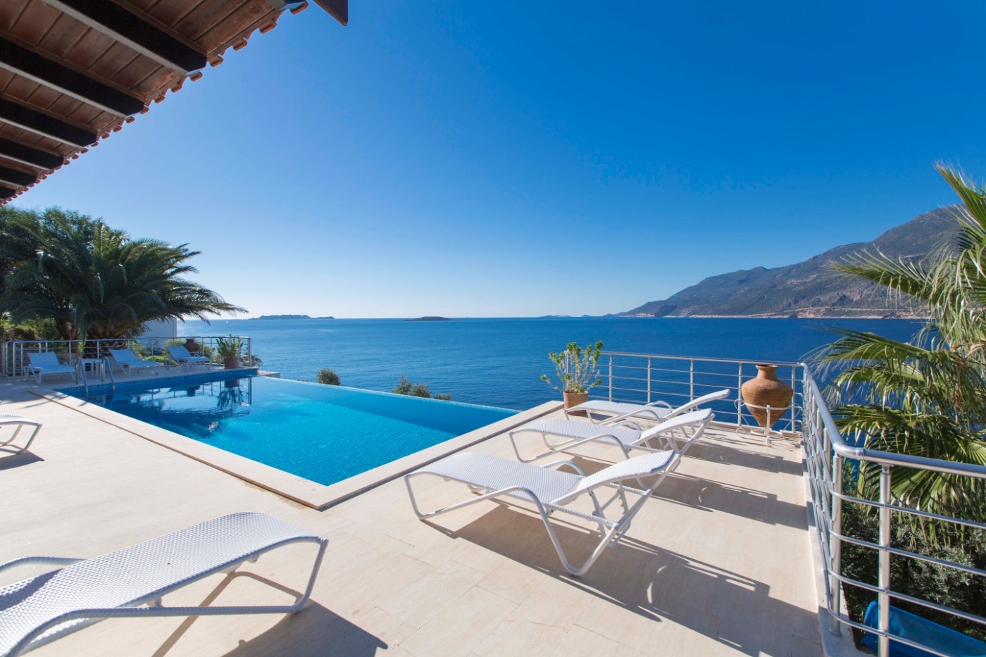 Kaş Andifli'de Özel Platformlu, Özel Havuzlu, Şık Taş Villa
