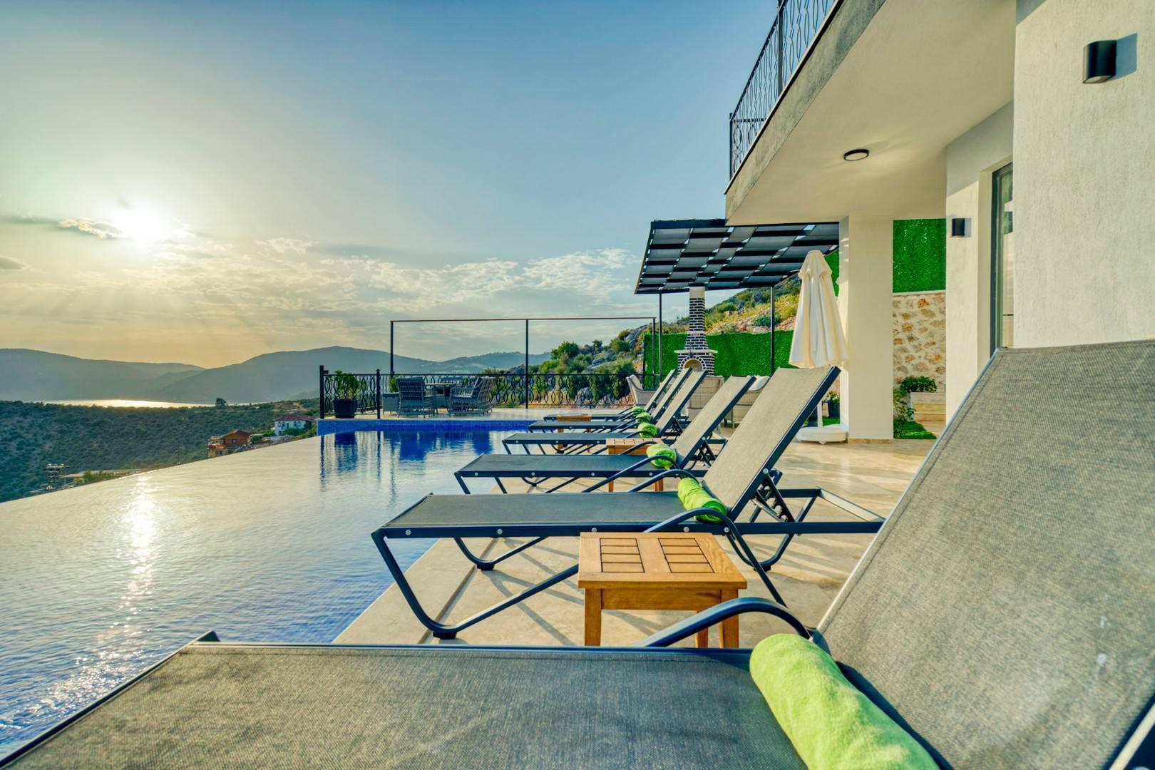 Kaş Bezirgan'da Merkeze Yakın, Özel Havuzlu ve Jakuzili, Şık Villa-30350