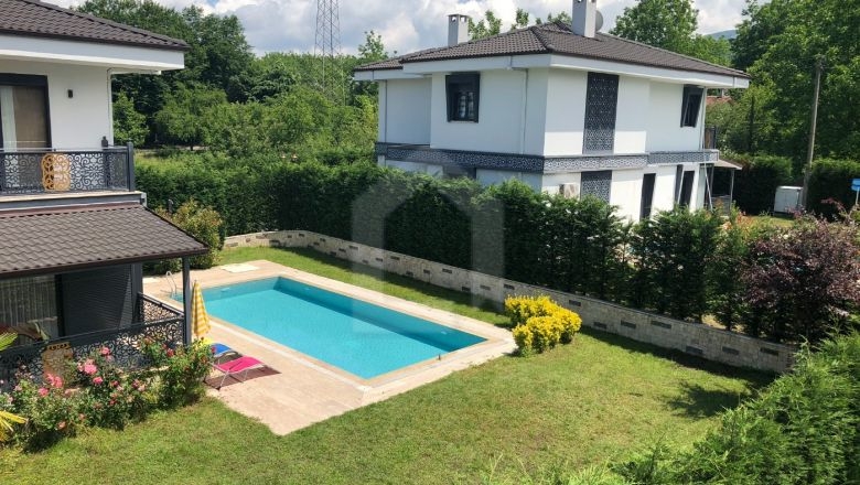 Sapanca Kırkpınar'da Enfes Bahçeye Sahip, Özel Havuzlu, Geniş Villa