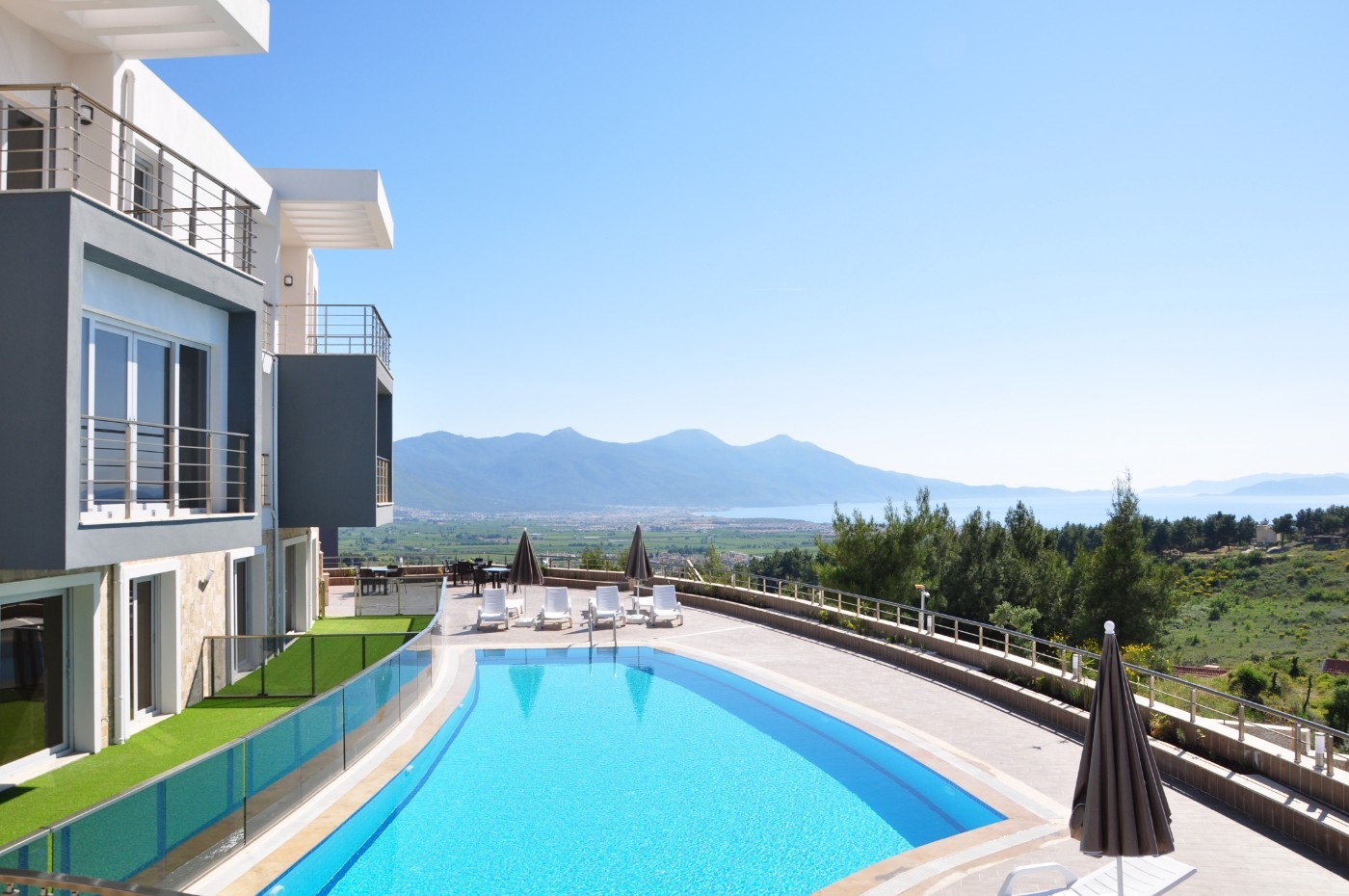 Aydın Kuşadası'nda Ortak Havuzlu, Modern Tasarımlı Tatil Evi