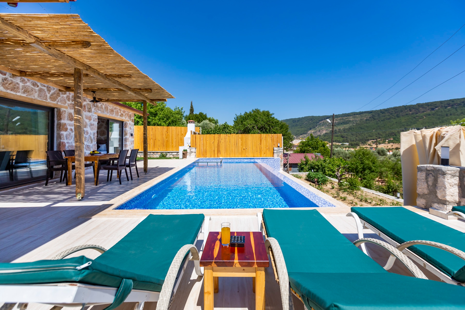 Kaş Sarıbelen'de Çekirdek Ailelere Uygun, Özel Havuzlu, Taş Villa