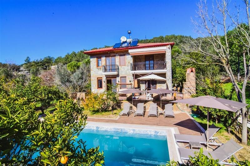 Muğla Fethiye'de Huzurlu, Ahşap Mimarili, 6 Kişilik Kiralık Villa