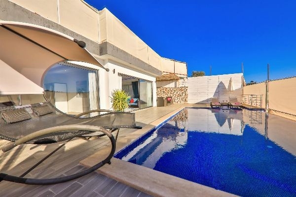 Kaş Bezirgan'da Deniz Manzaralı, Isıtmalı Özel Havuzlu, Şık Villa