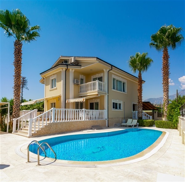 Antalya Kemer'de Denize Yakın, Özel Havuzlu, Geniş Bahçeli Villa