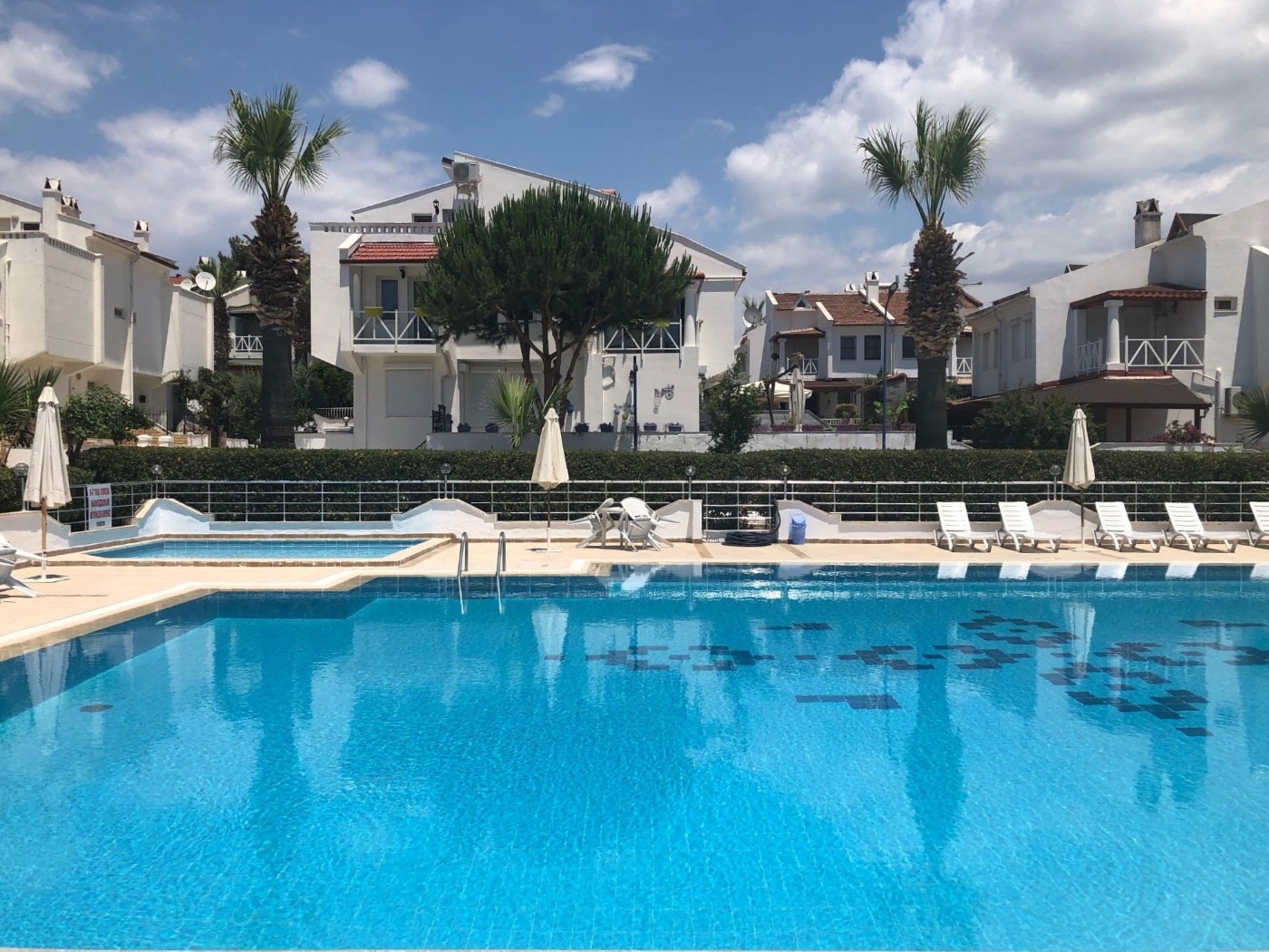 Kuşadası Kadınlar Denizi'nde Site İçinde, Ortak Havuzlu, Şık Villa