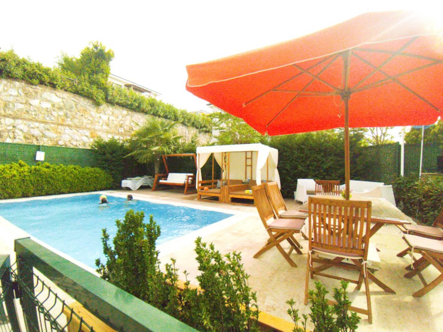 Sapanca Kırkpınar'da Kalabalık Ailelere Uygun, Özel Havuzlu, Şık Villa-23410